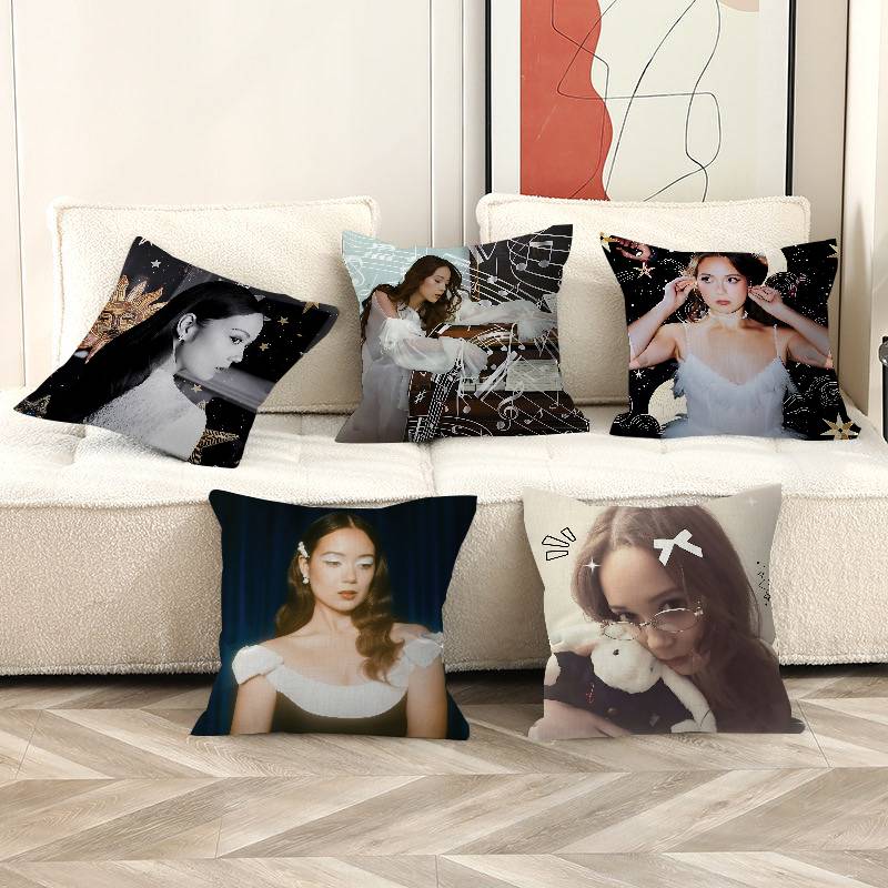 Home Decor Png - Singer L-Laufey.png Coussins décoratifs personnalisés avec
